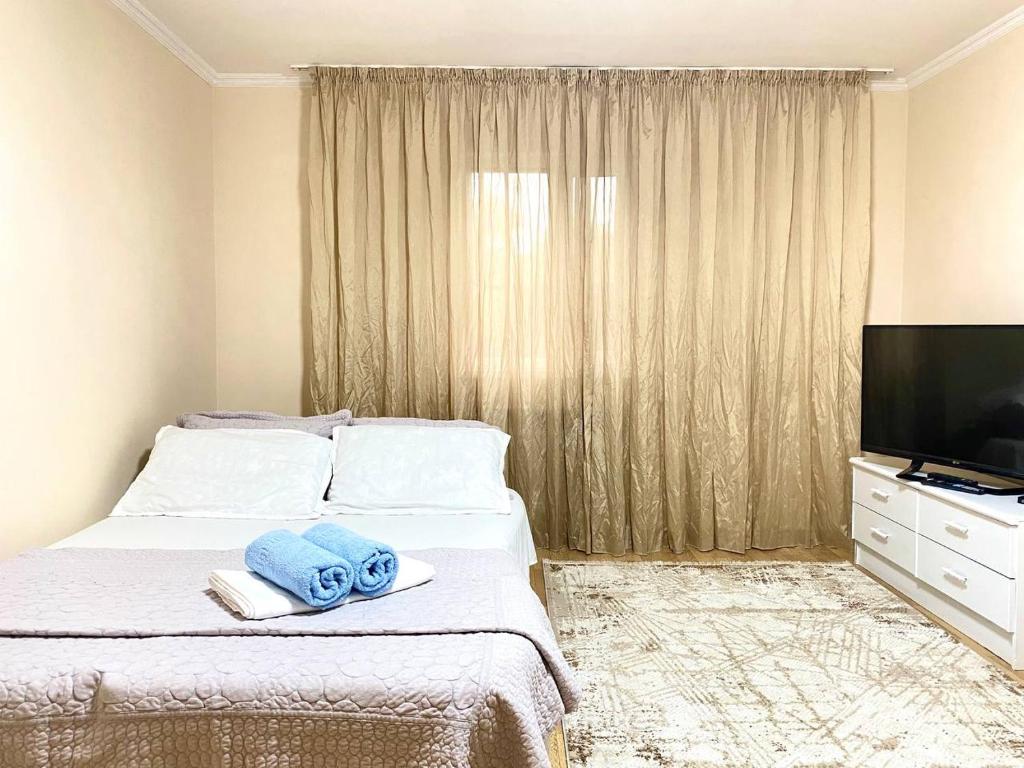 阿拉木图Town House, metro Raiymbek的一间卧室配有带毛巾的床