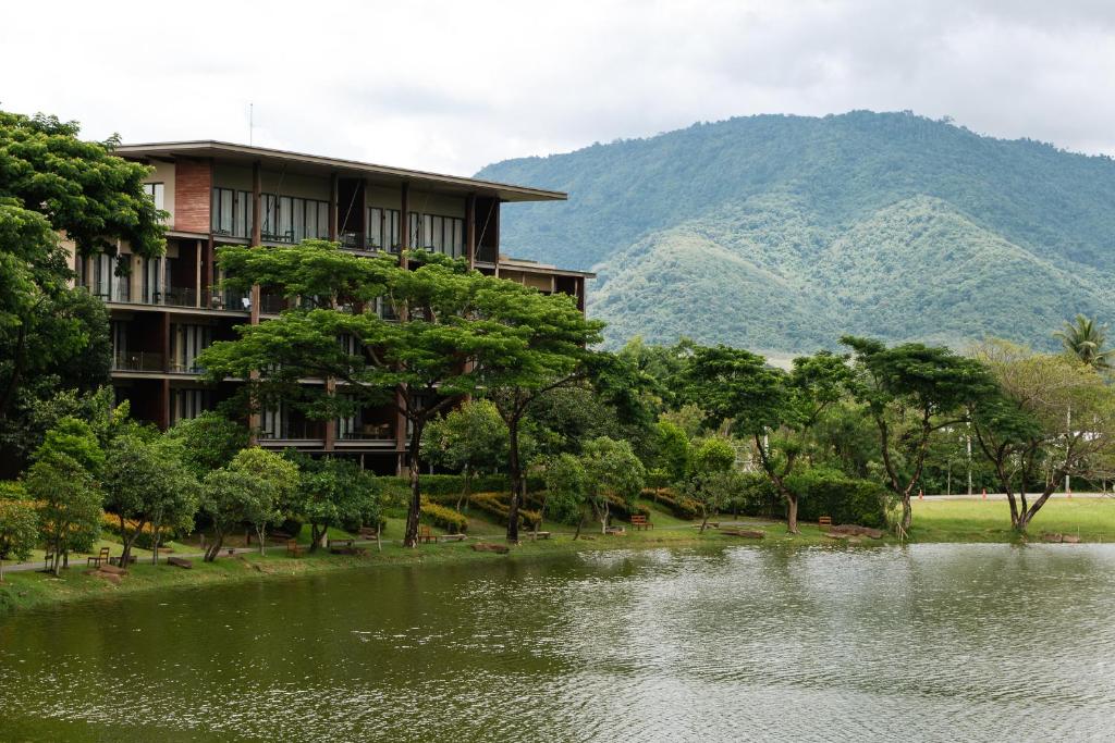 慕斯Atta Lakeside Resort Suite - SHA Plus Certified的一座以湖泊和山脉为背景的度假胜地