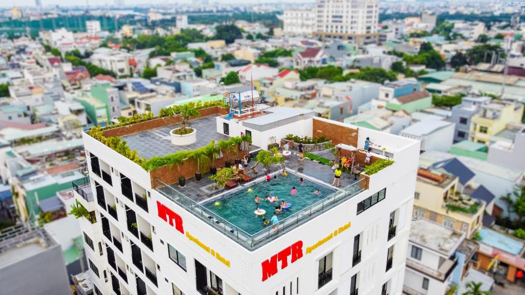 岘港MTR Apartment & Hotel的一座建筑的顶部设有一个游泳池