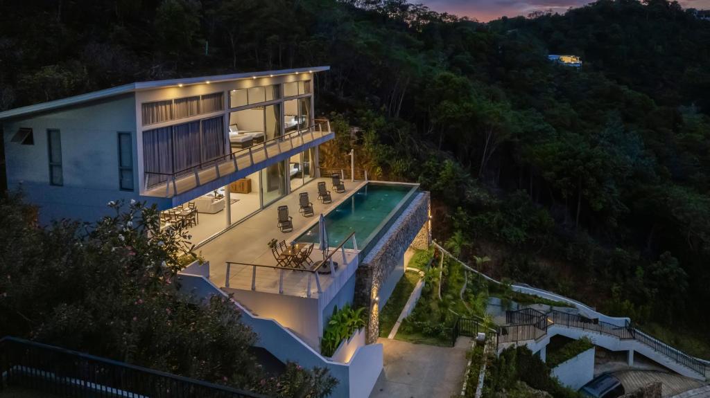 苏梅岛TWO SISTERS HILL Villa - Spectaculaire vue sur mer的享有带游泳池的房屋的空中景致