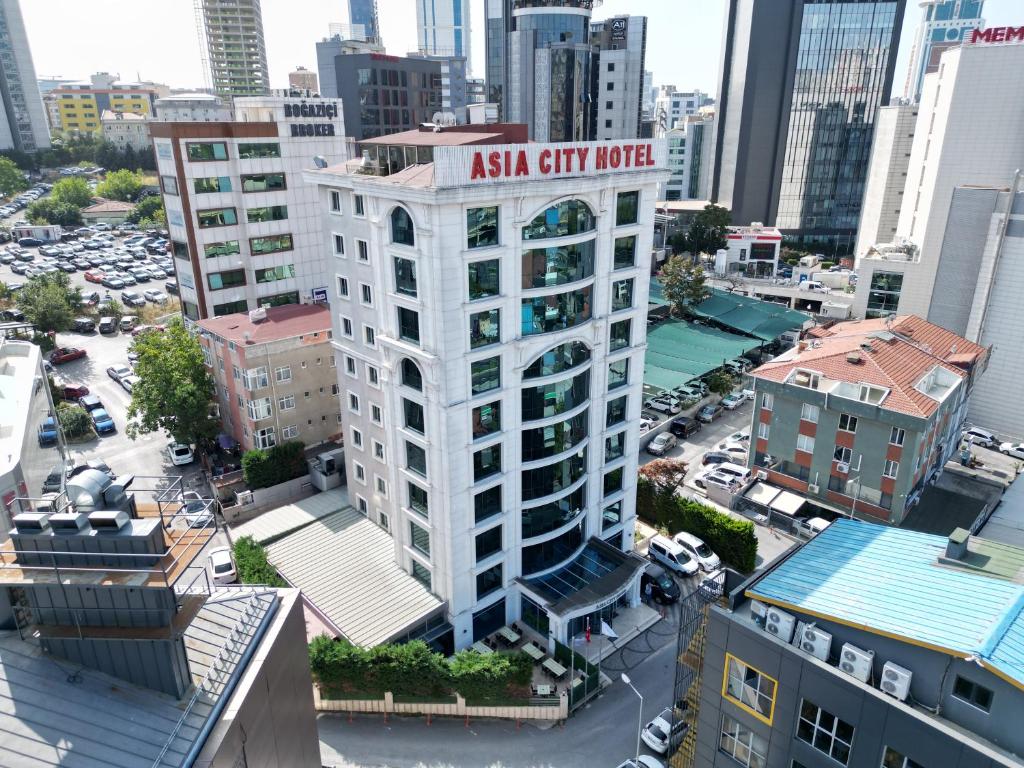 伊斯坦布尔亚洲城市酒店伊斯坦布尔的一座亚洲城市办公楼,上面有标志