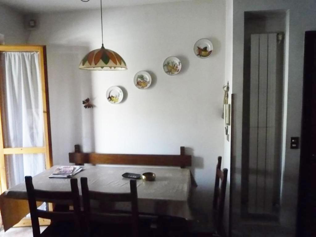 阿尔费德纳Casa Corone的一间设有桌子和一些盘子的用餐室