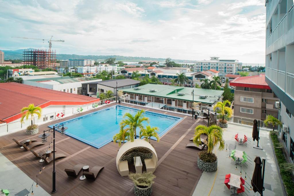 KababaeSubic Riviera Hotel & Residences的大楼顶部游泳池的顶部景色
