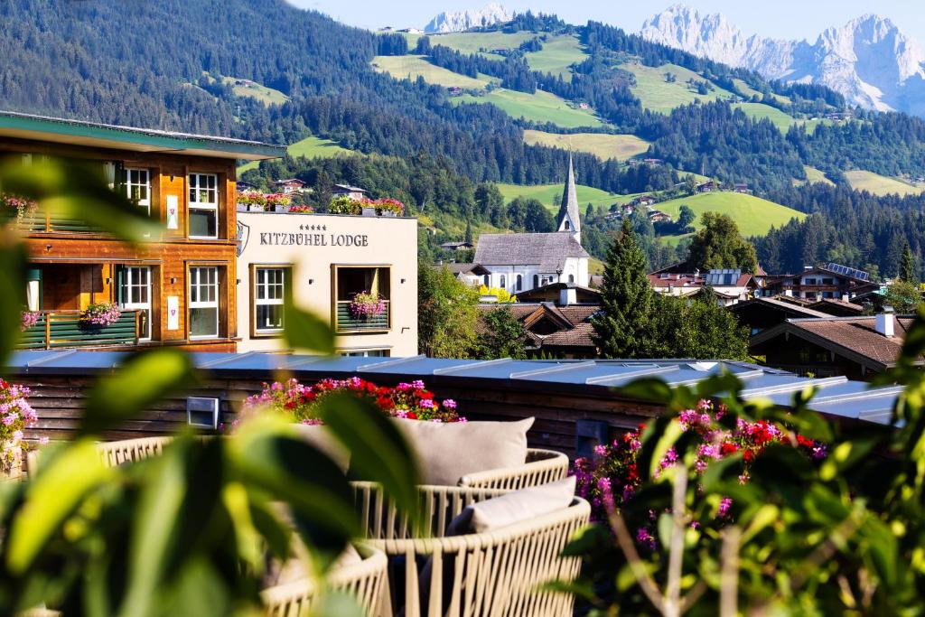 基茨比厄尔附近赖特Kitzbühel Lodge的享有以山脉为背景的小镇美景。