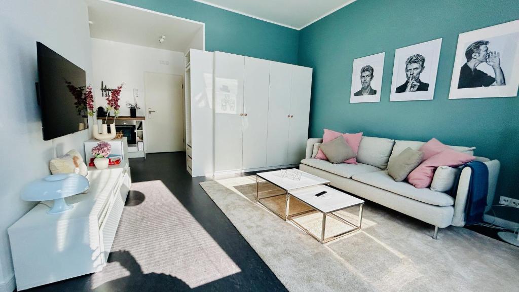 柏林Skyview Studio Apartments at Berlin Kreuzberg-Mitte的客厅配有沙发和桌子