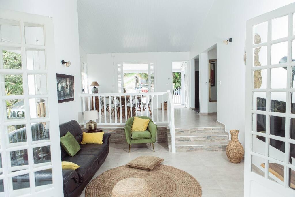 勒拉芒坦Villa F4 chic avec jacuzzi en Martinique的客厅配有沙发和桌子