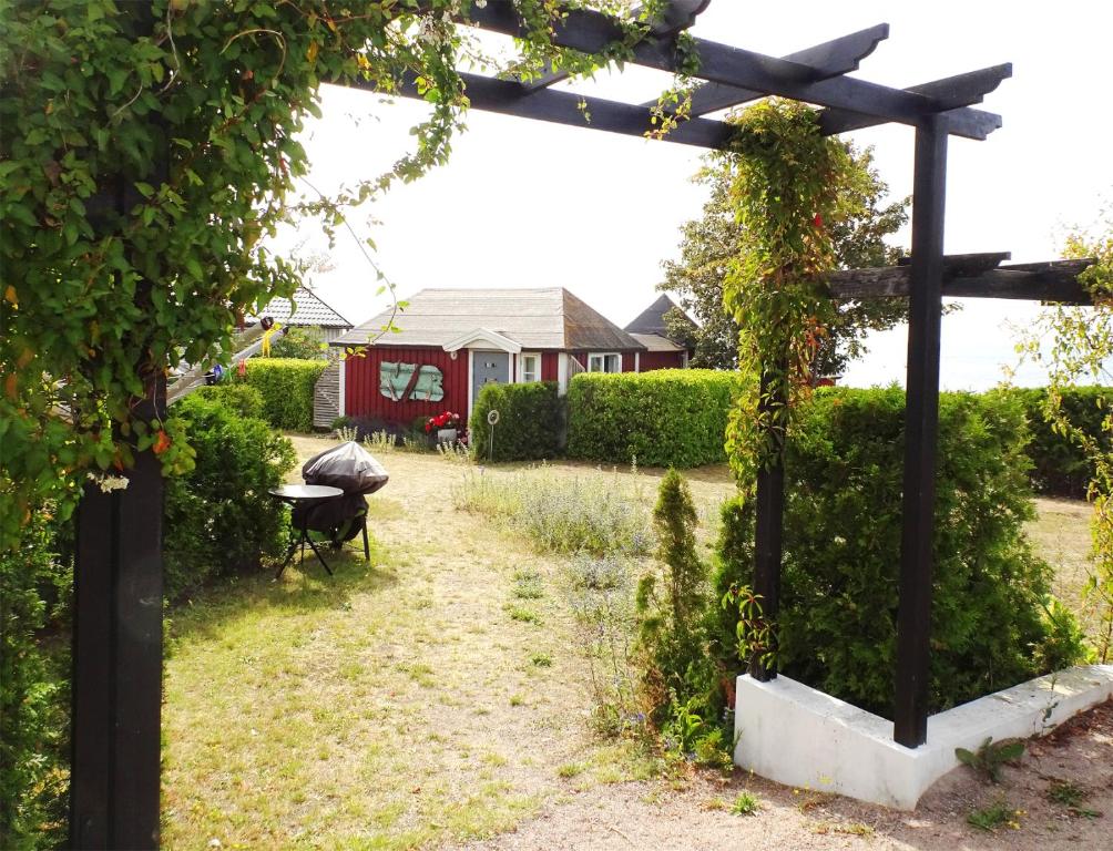 比克瑟尔克鲁克1C, Första parkett, 50m till badstrand的一个带木制凉亭和房子的花园