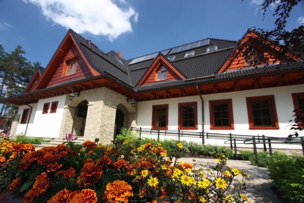 日基Pokoje w Oberży Czarny Groń的前面有鲜花的房子