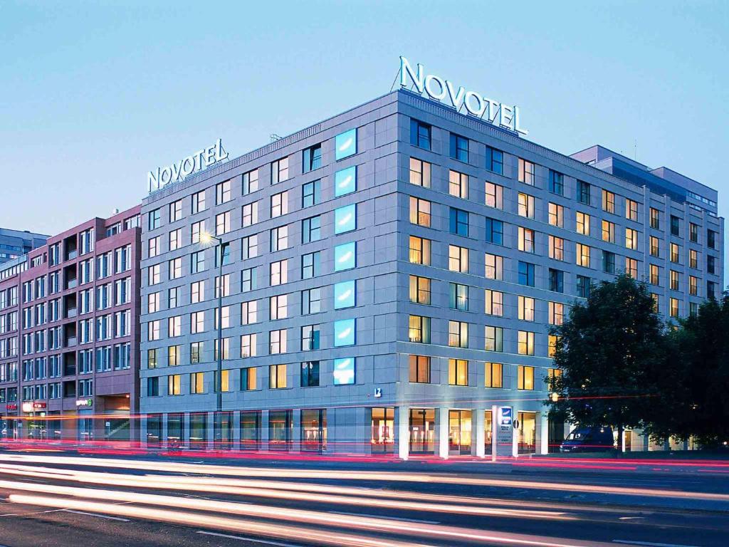 柏林柏林米特诺沃特酒店的一座大建筑,上面有标志