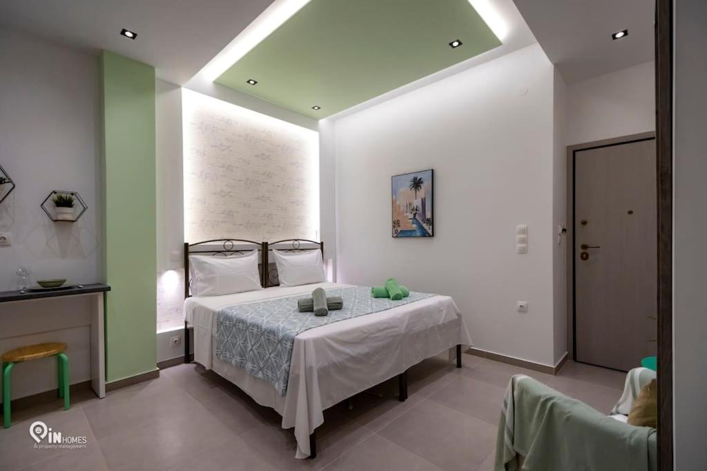 雅典'The Mint' House Project In Athens的一间带床的卧室,位于带窗户的房间内