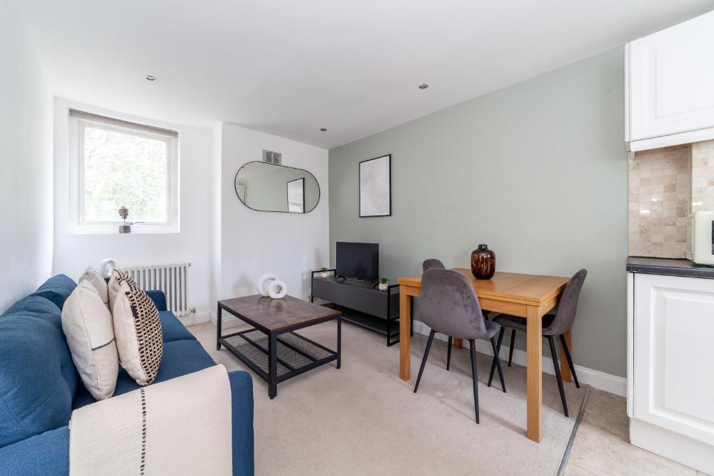 布罗姆利The Wandsworth Flat的客厅配有蓝色的沙发和桌子