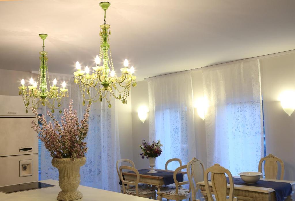 巴拉顿菲赖德帕斯特尔旅馆 的一间带桌子和吊灯的用餐室