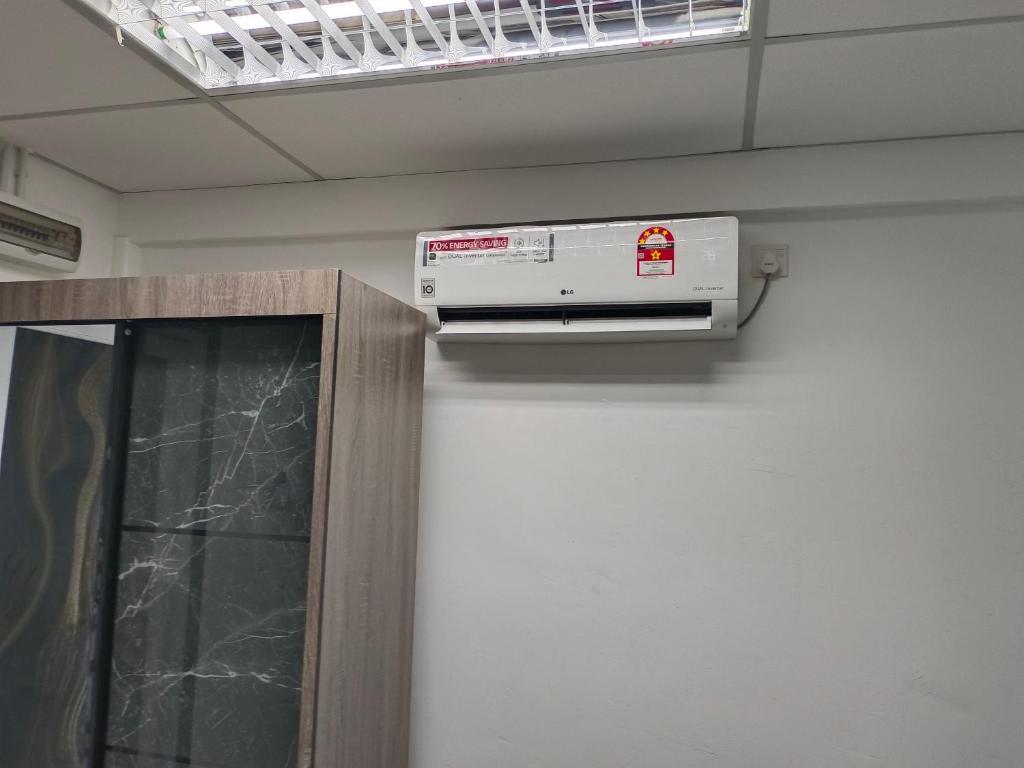 马兰ROOMSTAY NIMAZA Bilik 2的天花板上配有空调的房间