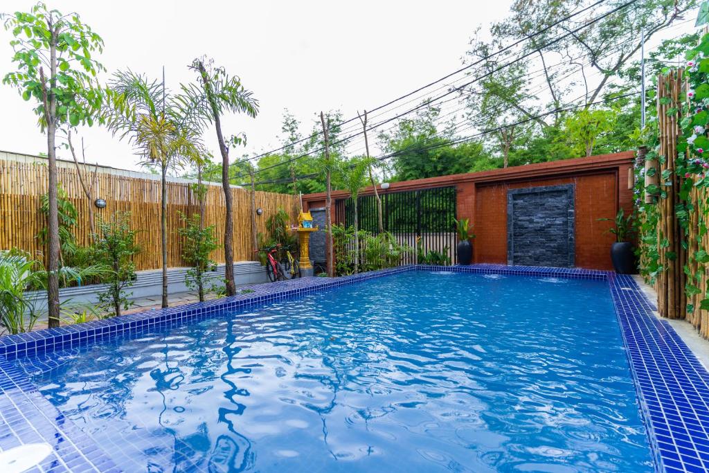 Phumĭ Ta PhŭlAngkor Rithy Residences的一座房子后院的游泳池