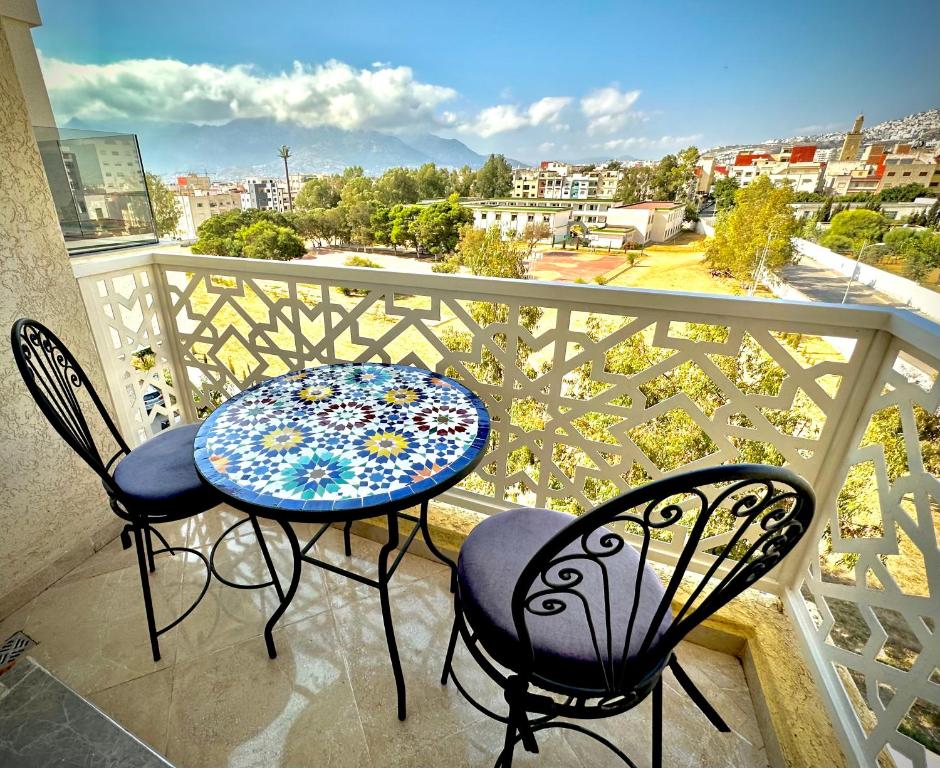 得土安Wilaya Sunset Luxe, Private Jacuzzi & Hamam, Tetuan的美景阳台配有桌椅