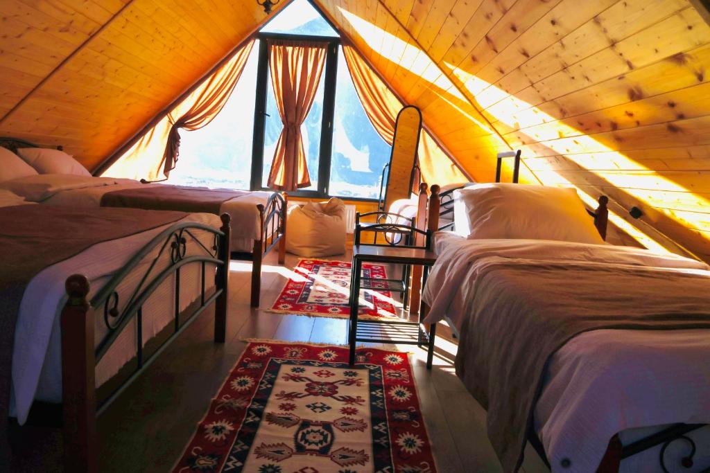 卡兹贝吉Cottage Mtachy的帐篷内带四张床的房间