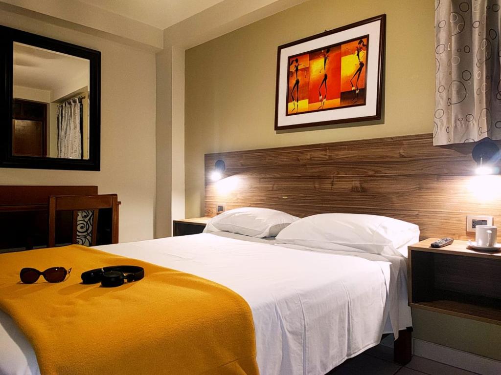 伊洛Torreblanca Hotel的酒店客房,配有一张黄色毯子床