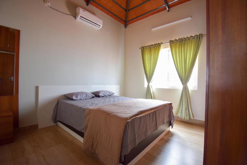 班加罗尔StayMazing-1,2 & 3 BHK AC Apartments in Hebbal-5mins to Manyata-30mins to Airport的一间卧室设有一张床和一个窗口