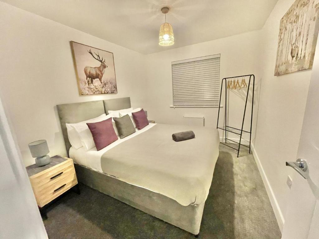 桑盖特Folkestone 3 Bedroom with private parking and EV car outlet near M20 easy access to Eurotunnel, Dover & Dungeoness的卧室配有一张白色的大床和床头柜。