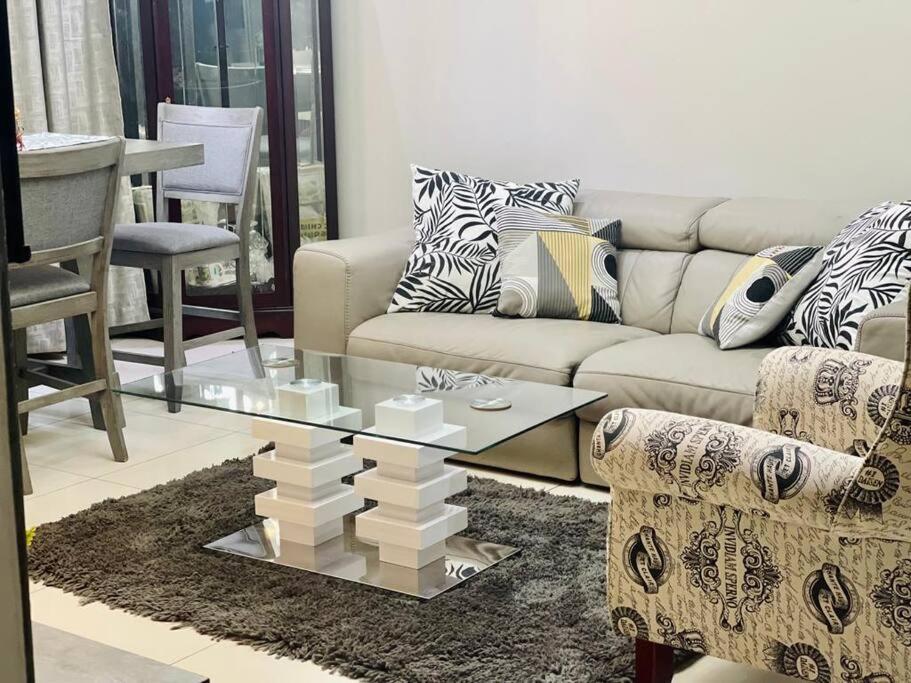 哈博罗内Central Gabs Oasis: 2BR-Retreat的客厅配有沙发和桌子