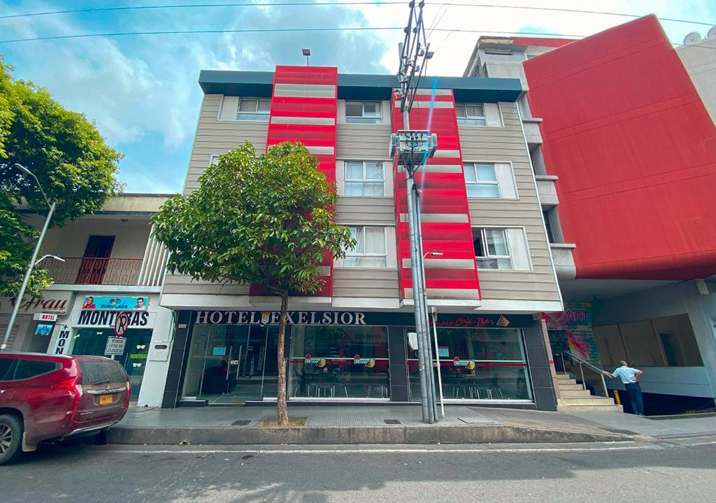 库库塔Hotel Exelsior的街道边有红色油漆的建筑