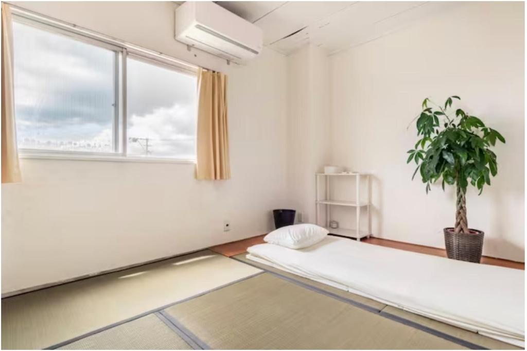 大川Little Okawood - Vacation STAY 83130v的一间有床和盆栽的房间