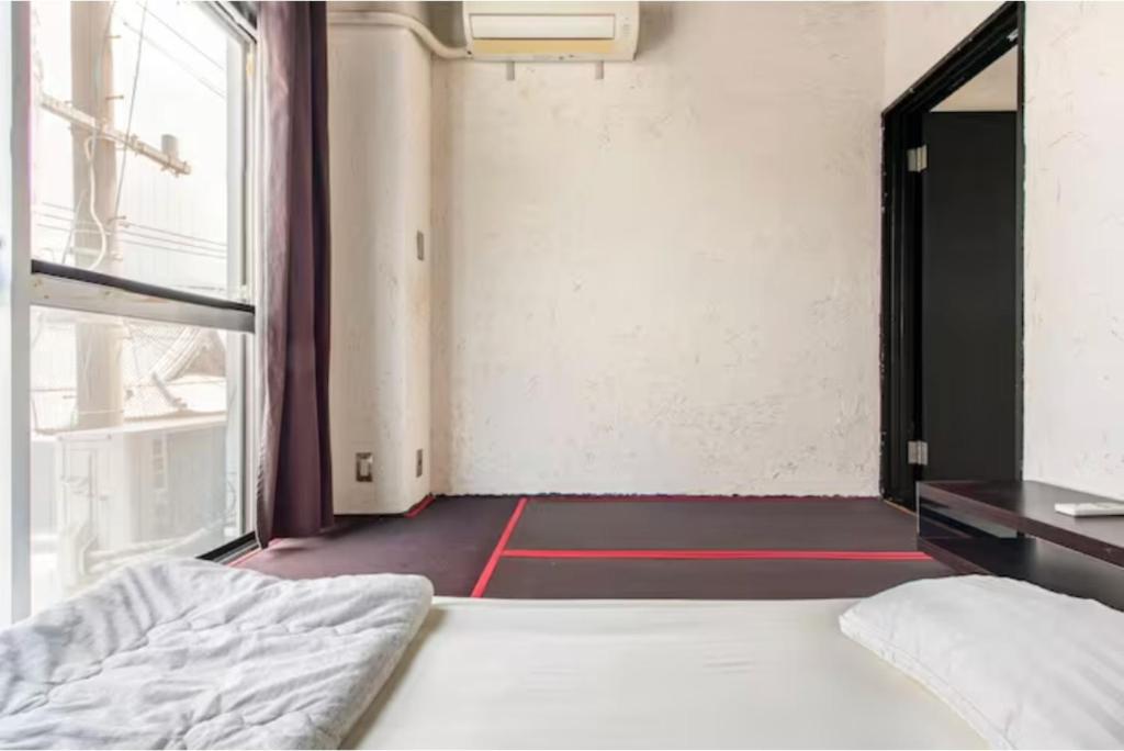 大川Little Okawood - Vacation STAY 83117v的一个空房间,有床和窗户