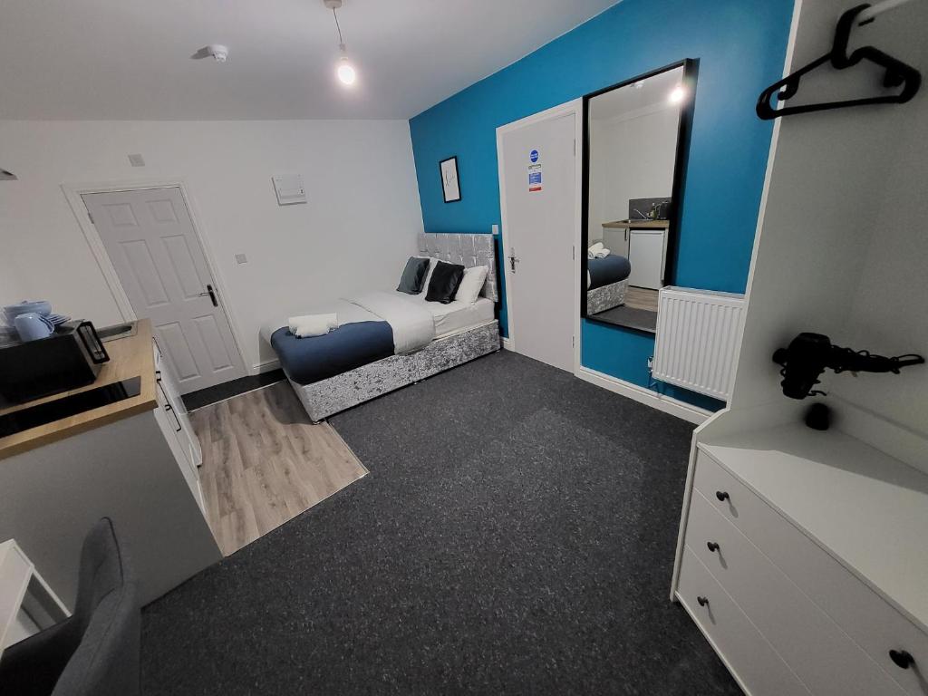 诺丁汉Nottingham Forest Rd, Short Stays的小房间设有床和镜子