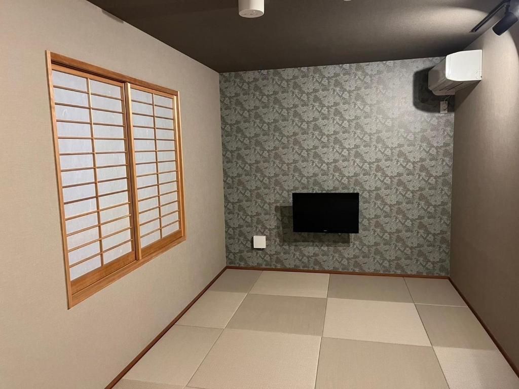 东京Zen - Vacation STAY 89086v的一间带电视和窗户的客厅