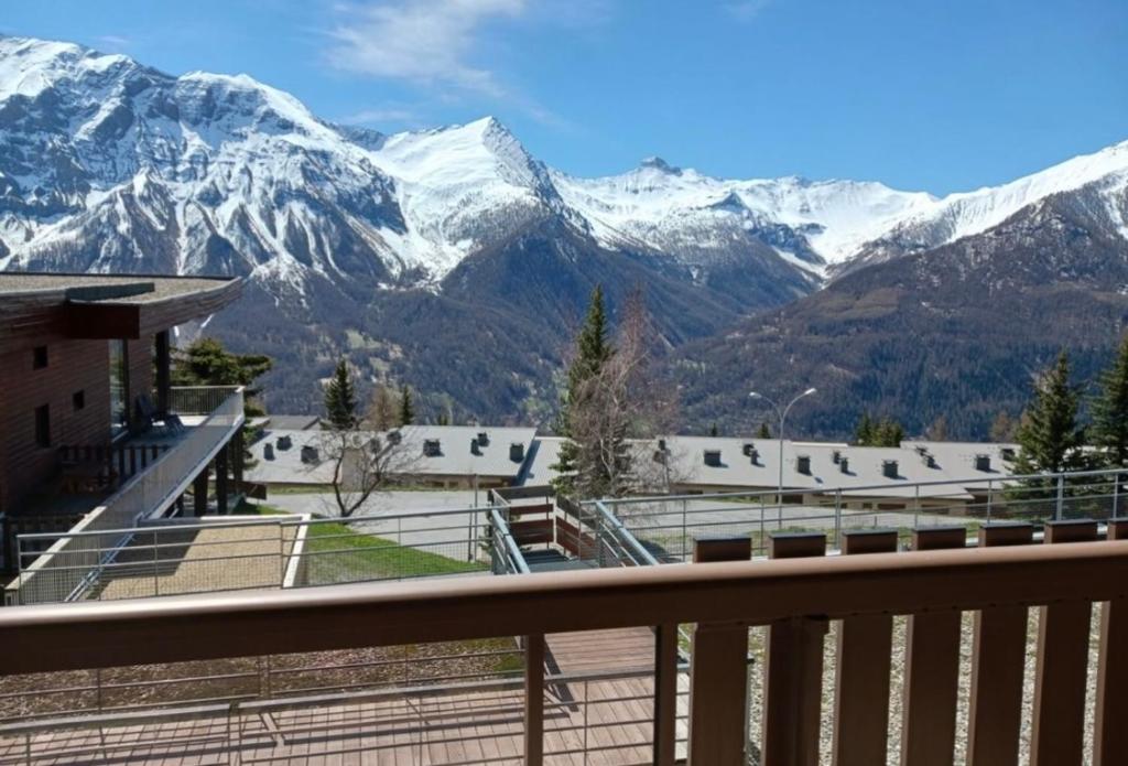 奥尔西埃Magnifique studio 4 pers avec balcon vue montagne的阳台享有雪覆盖的山脉美景。