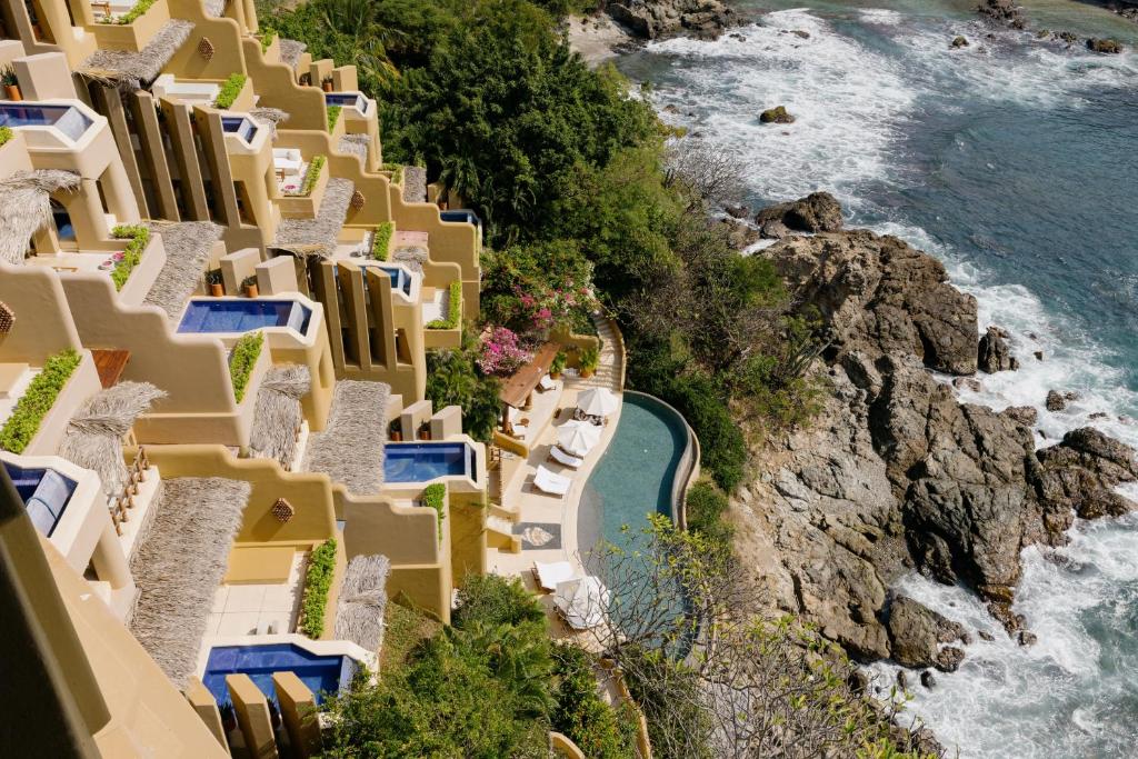 伊斯塔帕伊斯塔帕大海小溪度假酒店及Spa的享有海滩的空中景色,包括建筑和水