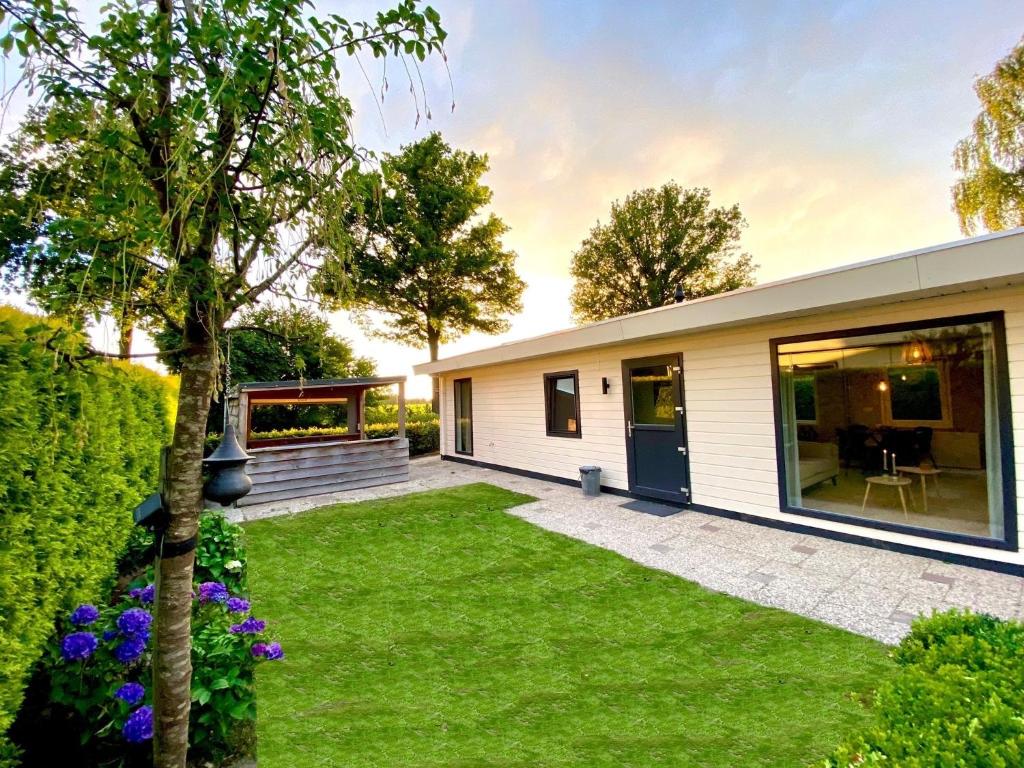 宁斯佩特Op de Veluwe - met prachtig uitzicht的绿色庭院和房屋之家度假屋
