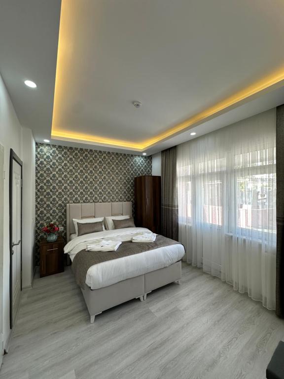 伊斯坦布尔Pera Apart的一间卧室设有一张床和一个大窗户