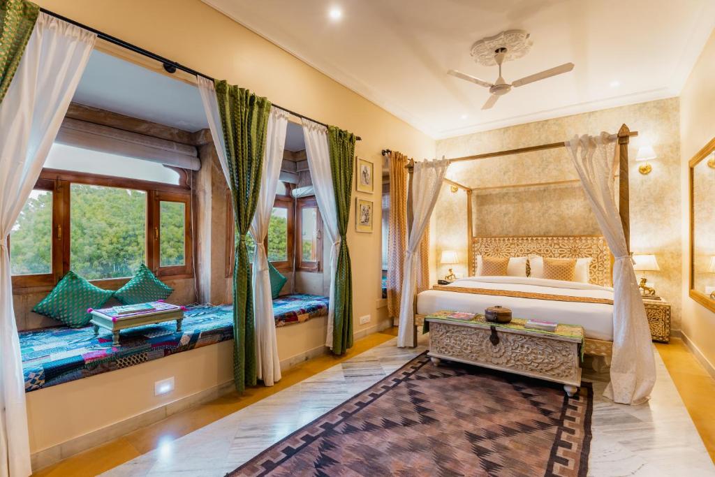 斋沙默尔Hotel Jasmin Home的一间卧室设有两张床和大窗户