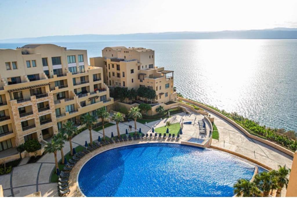 索瓦马Spacious apartments with Sea view at Samarah Resort的享有带游泳池的度假村的空中景致