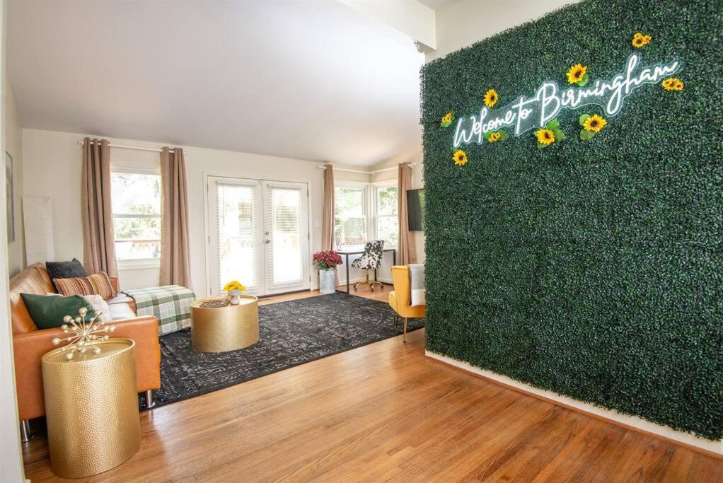 伯明翰Serenity on Montclair - Groups/Games/FastWiFi的客厅设有绿墙和向日葵