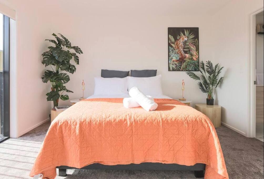 基督城CBD with Style and Luxury - Free Parking的一间卧室配有一张带橙色毯子的床