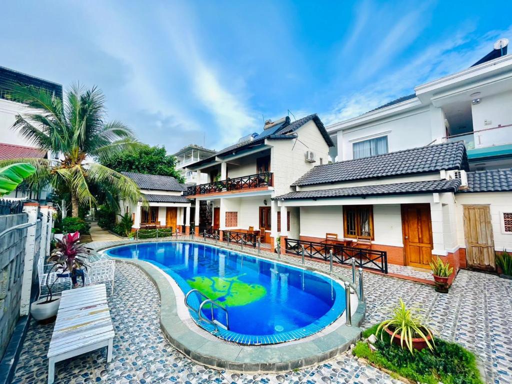 富国Nhat Huy Bungalow Phu Quoc的房屋前的游泳池