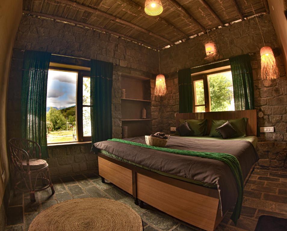 比尔瓦Hobbit House Bir的一间设有床铺的卧室,位于带窗户的房间内