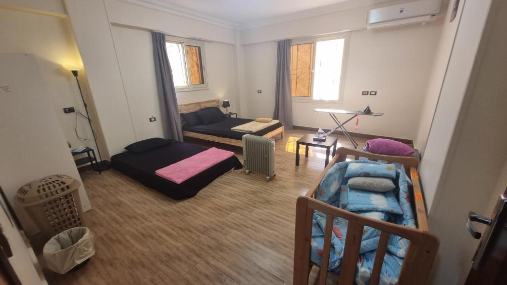 开罗New Cairo Luxury Apartment in luxury villa basement的客厅配有两张双层床和一张沙发