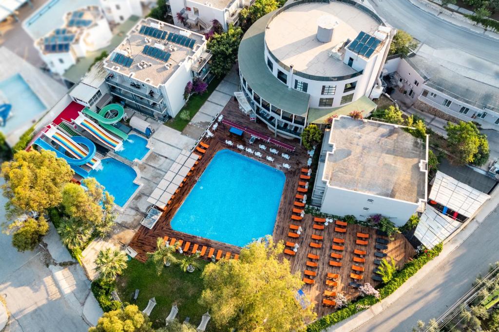 居姆贝特博德鲁姆海滨度假酒店的享有带游泳池的大楼的顶部景致