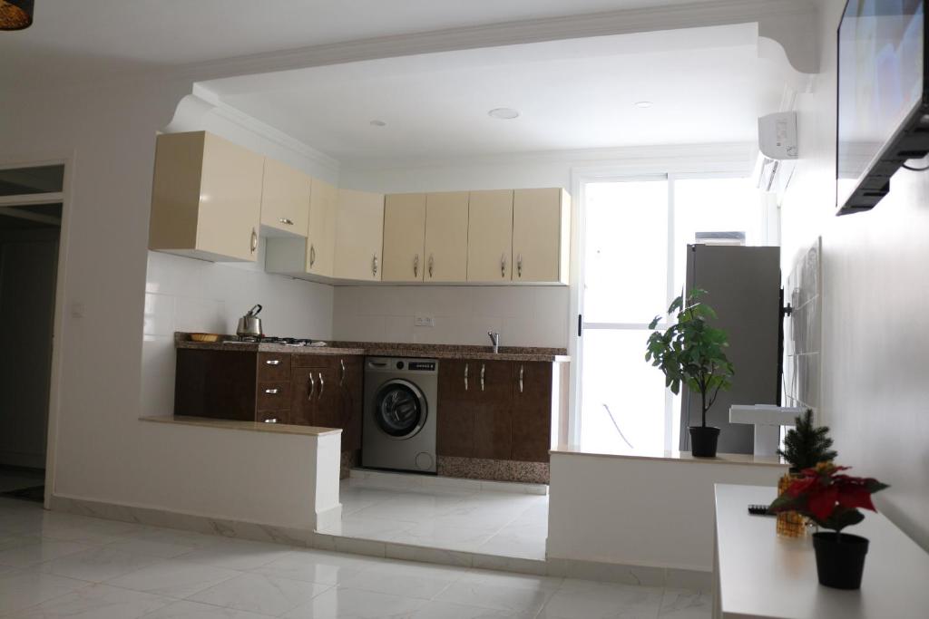 纳祖尔Apartment Hay Arrid Nador قرب فران دبي的厨房配有棕色橱柜和炉灶烤箱