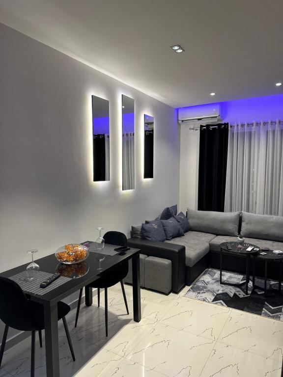 地拉那Sueño Apartments & Suites的客厅配有沙发和桌子