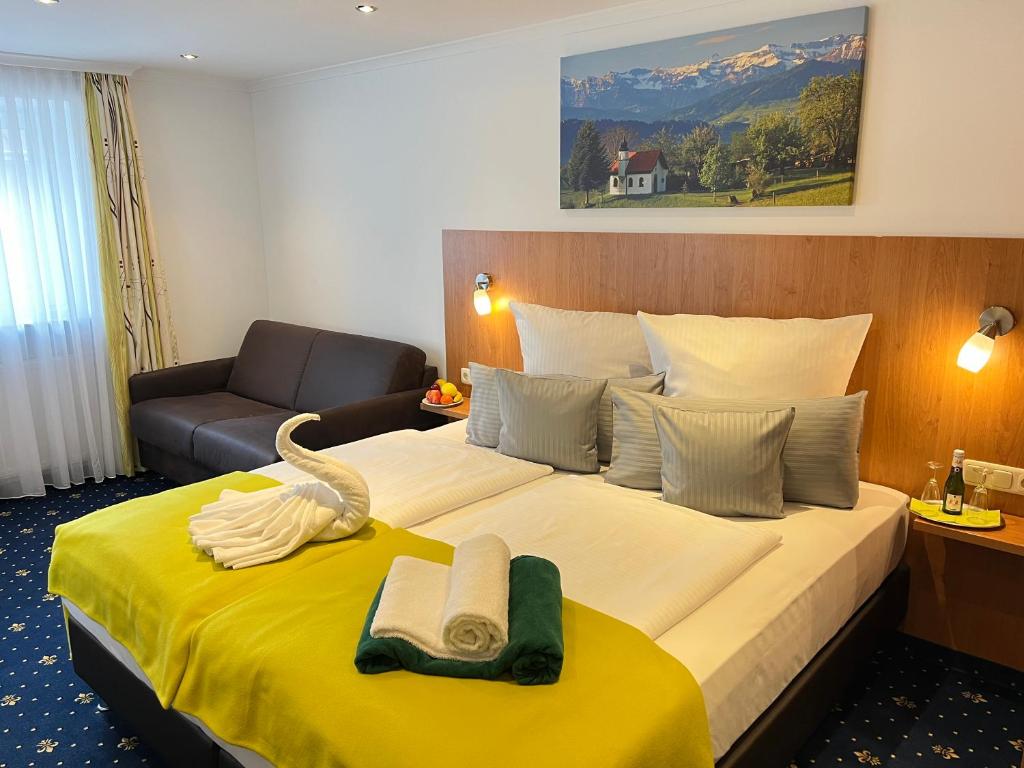 沙伊代格波斯特酒店的酒店客房,配有床和沙发