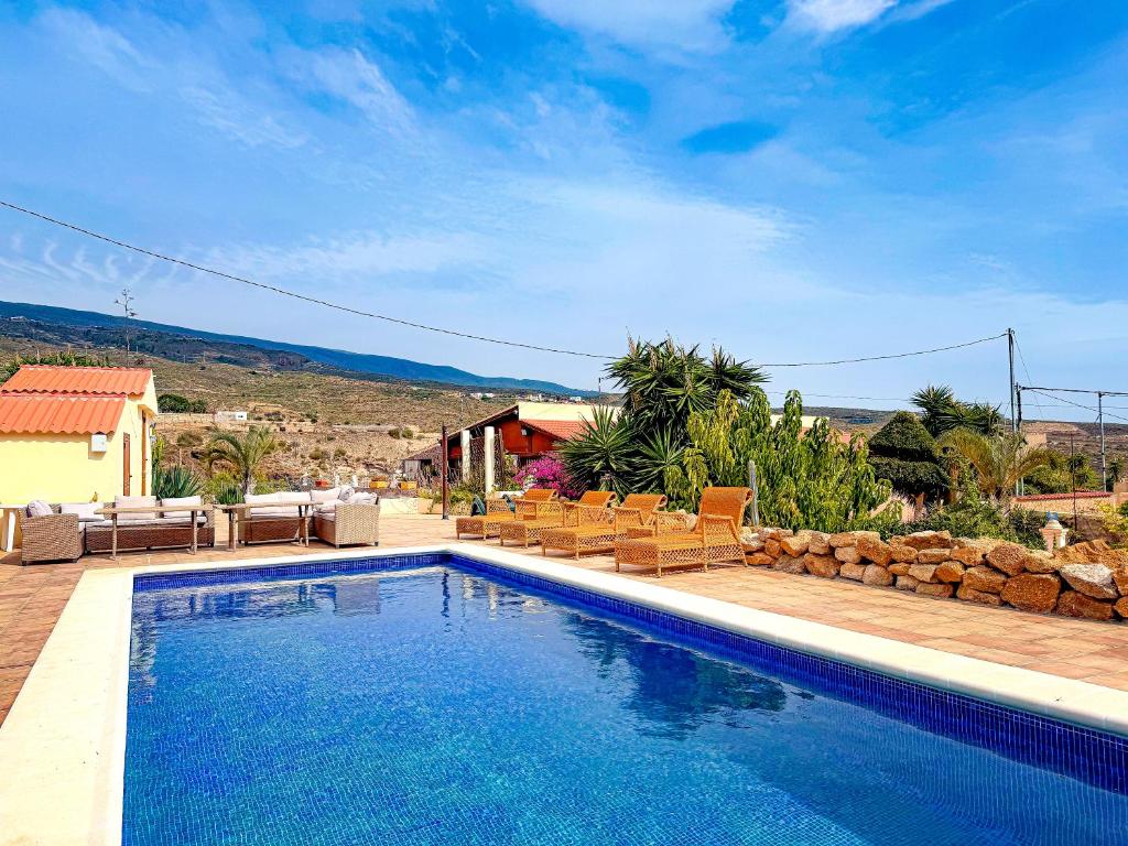Arico ViejoExquisite rural house with garden, pool and sea views的房屋前的游泳池