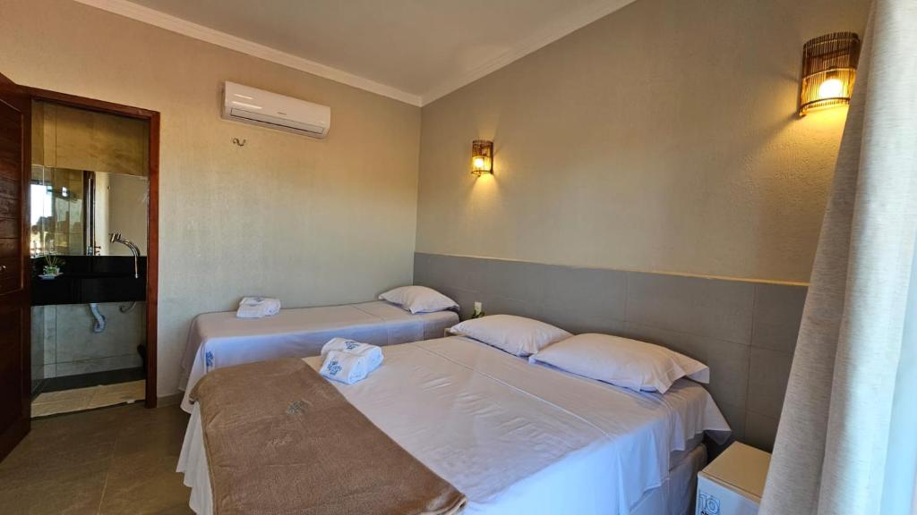 AmontadaVilla Recanto do Mar - Icaraizinho de Amontada的一间设有两张床铺和毛巾的房间