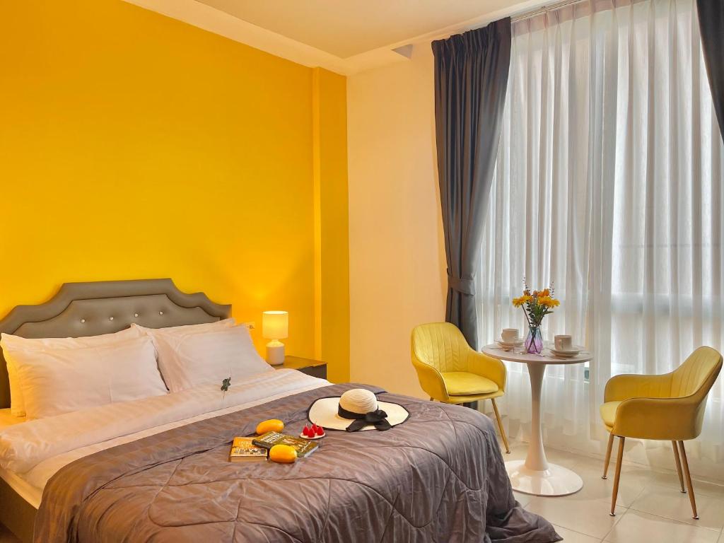 普吉镇Studio room in Mango House的一间卧室配有一张黄色墙壁的床