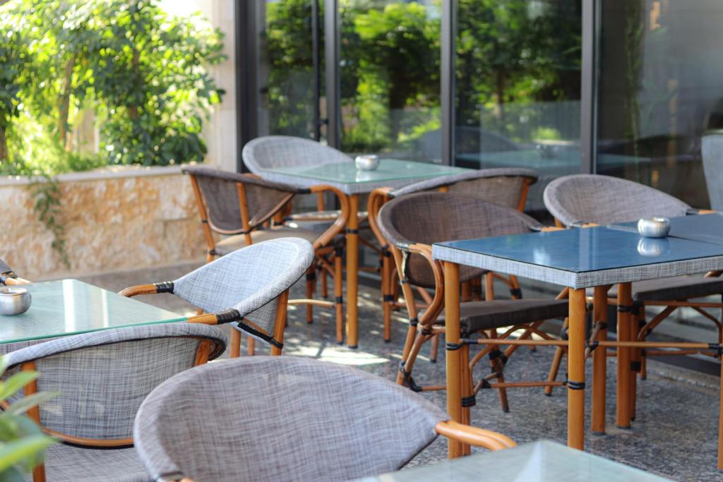 安曼Rival Hotel Amman的庭院里一排桌椅