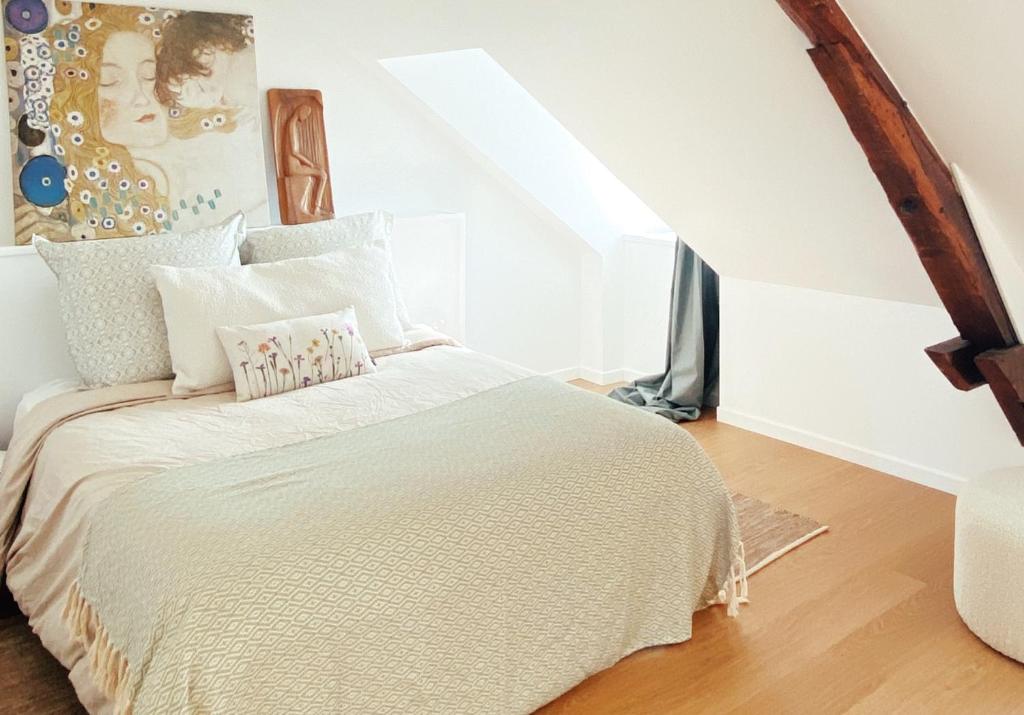 DéolsLe Countryside ⸱ Stationnement gratuit ⸱ Fibre的卧室配有带白色棉被的床