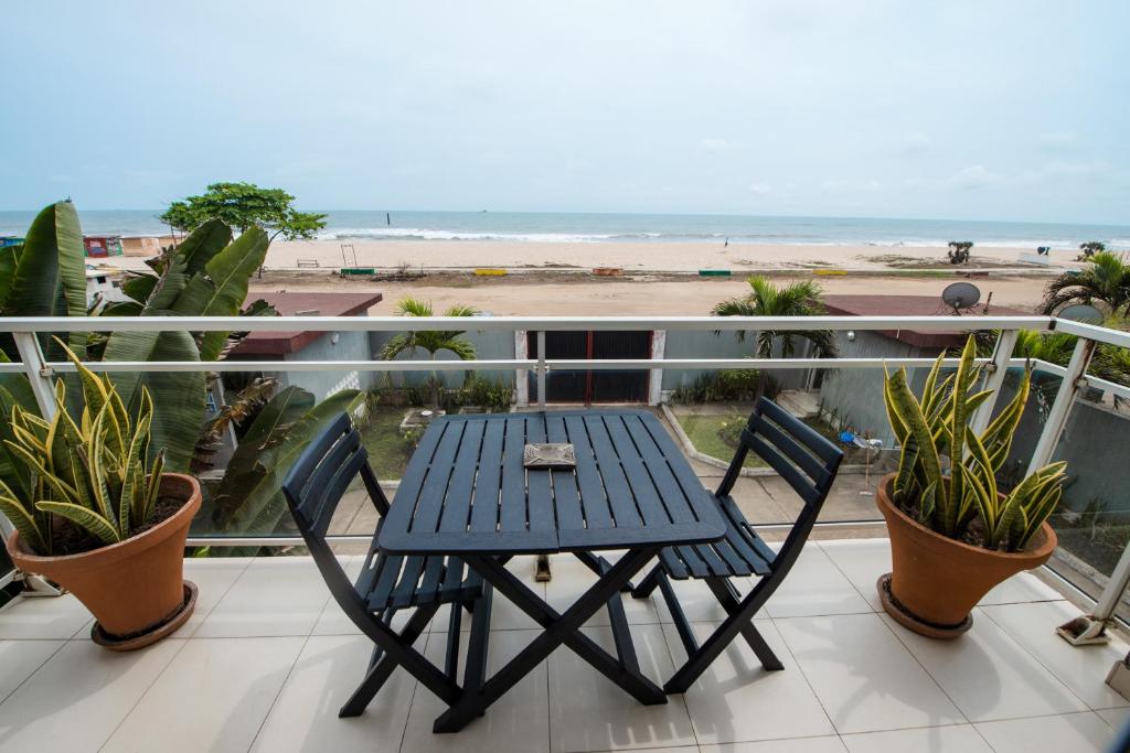 黑角Duplex moderne avec vue exceptionnelle sur la mer的海滩阳台的桌椅